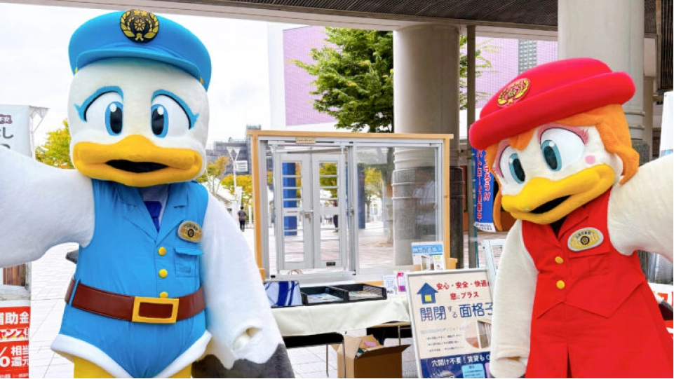 窓を開けている画像